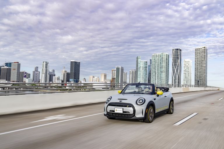 2022 Mini Cooper SE convertible concept 681603