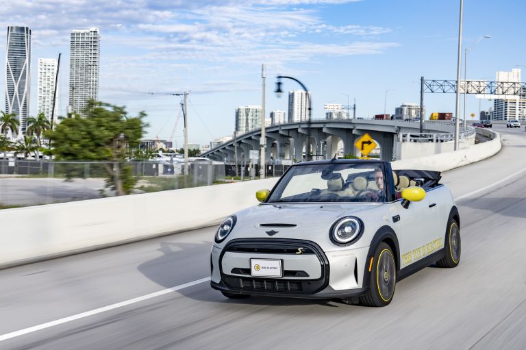 2022 Mini Cooper SE convertible concept 681604