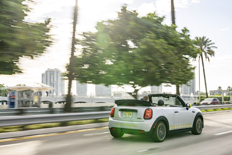 2022 Mini Cooper SE convertible concept 681608