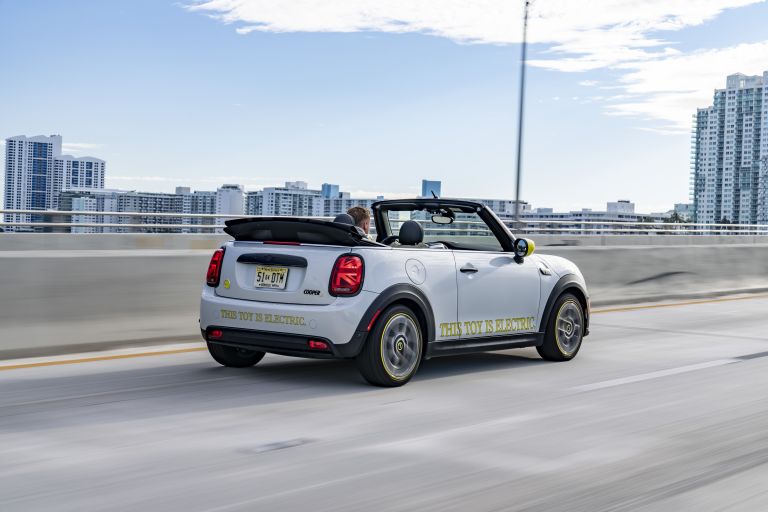 2022 Mini Cooper SE convertible concept 681609