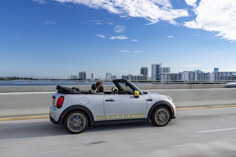 2022 Mini Cooper SE convertible concept 681611