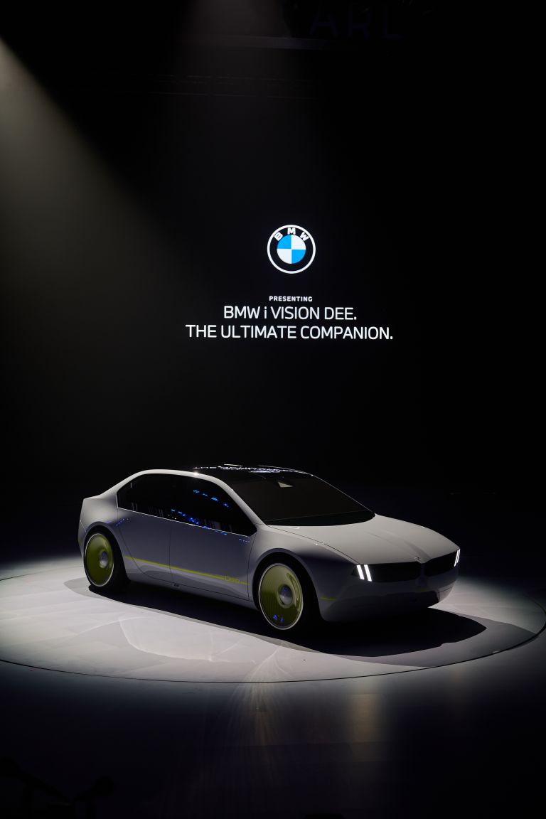 2023 BMW i Vision Dee concept 701495