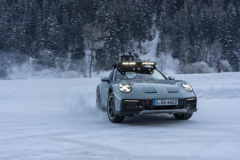 Porsche 911 Dakar (992) with skis – Christmas – Ltd.