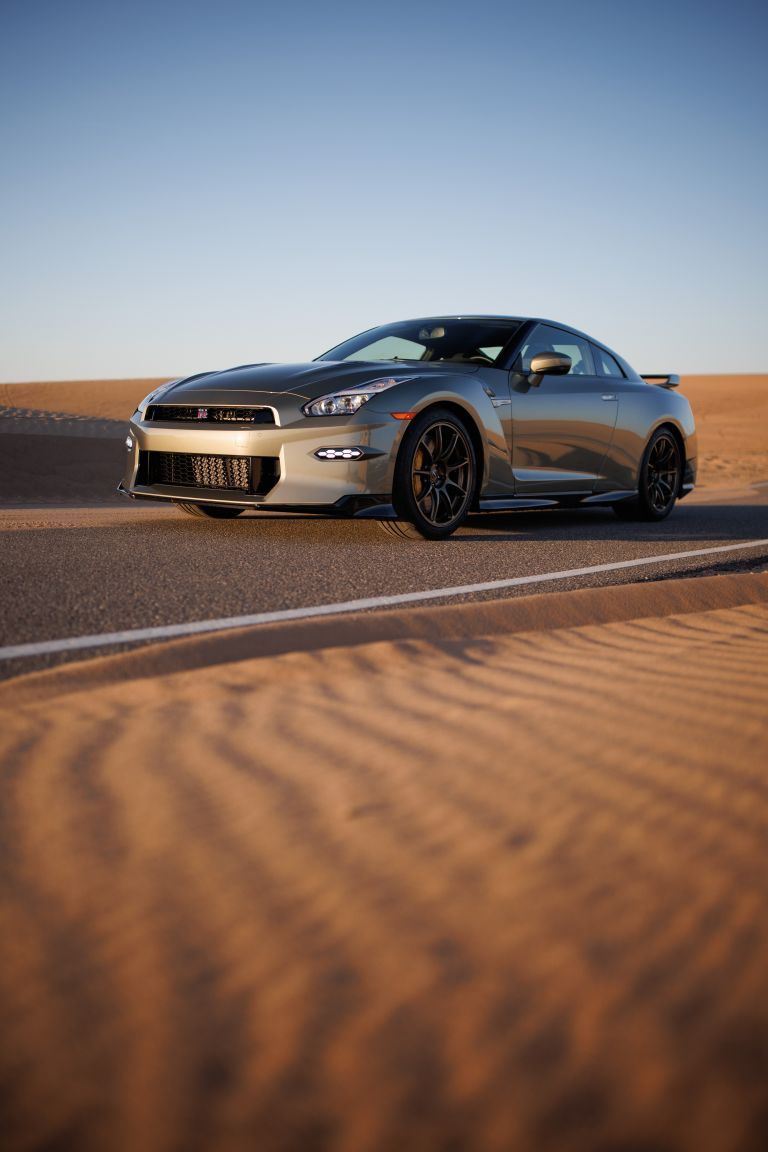 2024 Nissan GT-R Phone Wallpaper 005 - WSupercars