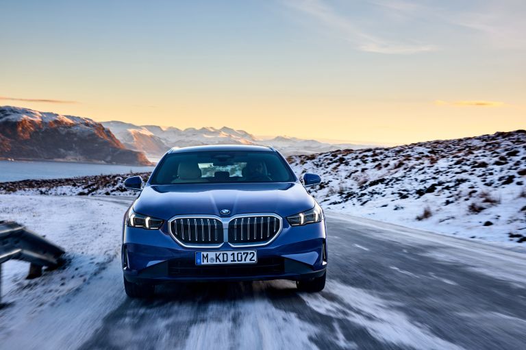 2025 BMW 520d ( G61 ) xDrive Touring - Free high resolution car images